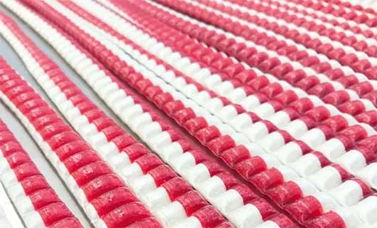 Drops Bonbon Kissen aus Glaszucker und gezogenem Zucker